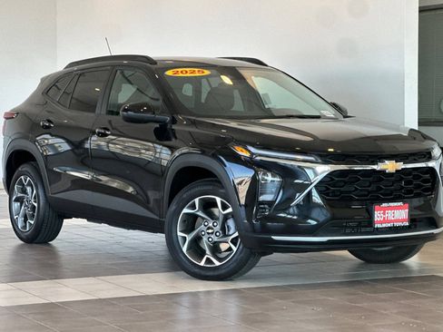 Used 2025 Chevrolet Trax LT w/ Driver Confidence Package FWD image 2