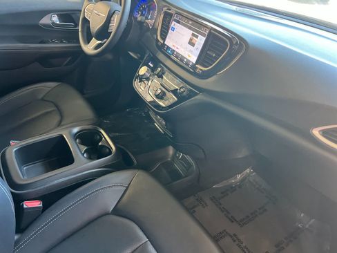 Used 2025 Chrysler Pacifica Select FWD image 18