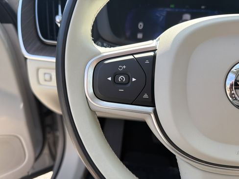 Used 2022 Volvo XC60 B5 Momentum image 34