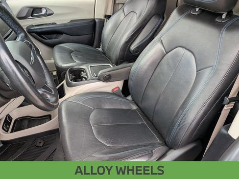 Used 2021 Chrysler Pacifica Touring-L FWD image 14