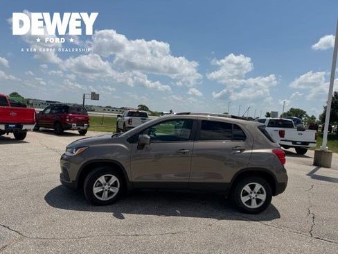 Used 2022 Chevrolet Trax LT w/ Premium Seat Package AWD/4WD image 5