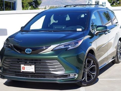 Used 2025 Toyota Sienna Platinum image 4