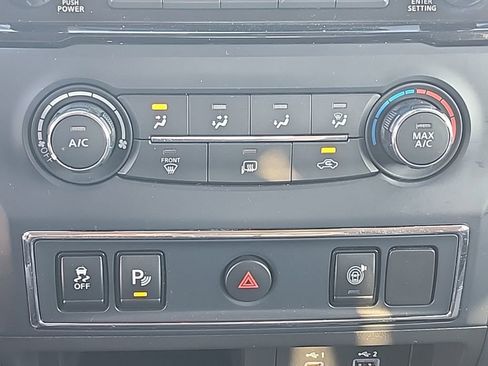 Used 2022 Nissan Titan SV image 6