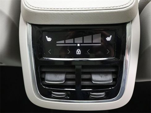 Used 2023 Volvo XC90 B6 Plus image 34