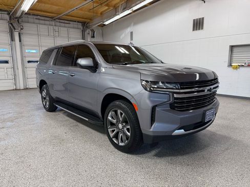 Used 2022 Chevrolet Suburban LT AWD/4WD image 4