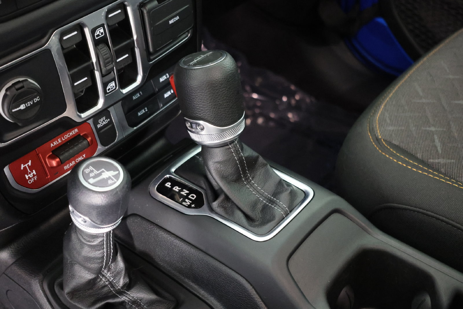 Used 2025 Jeep Gladiator Mojave w/ Convenience Group AWD/4WD image 6