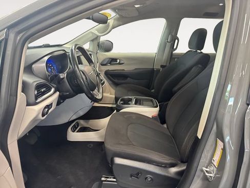 Used 2020 Chrysler Pacifica Touring w/ Cold Weather Group FWD image 8
