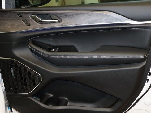 New 2023 Jeep Grand Cherokee Overland w/ Adv Protech Group III image 20