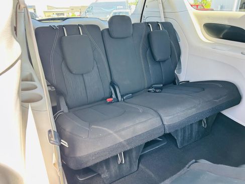 Used 2023 Chrysler Voyager LX image 28