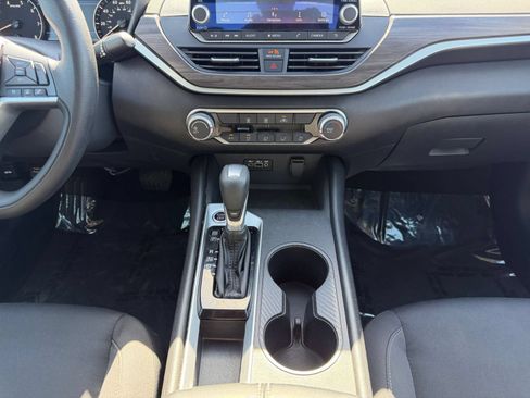 Used 2025 Nissan Altima 2.5 SV FWD image 41