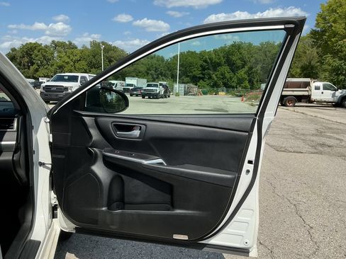 Used 2016 Toyota Camry SE FWD image 16