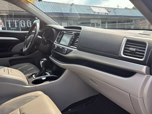 Used 2018 Toyota Highlander XLE FWD image 21