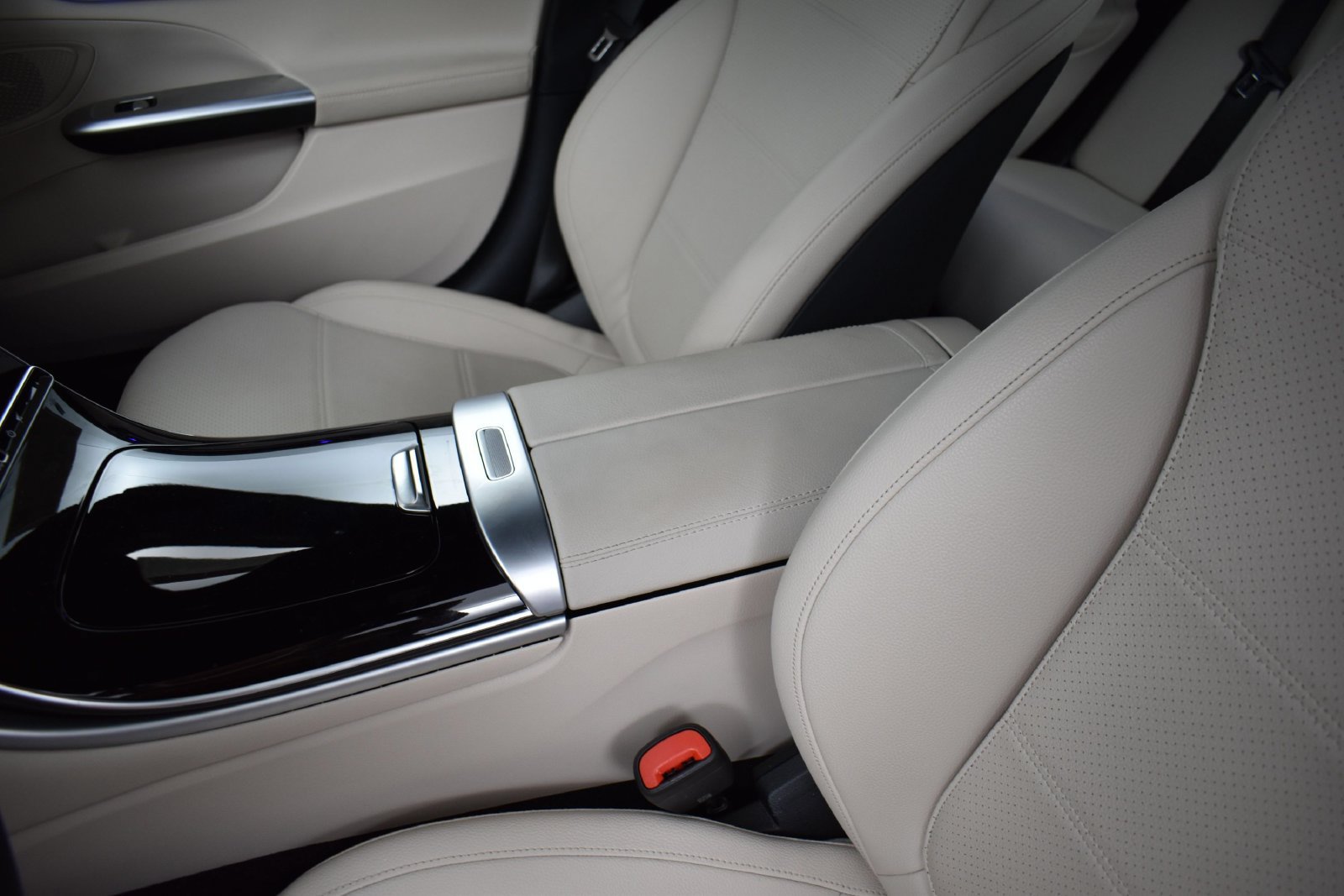 Used 2025 Mercedes-Benz C 300 4MATIC Sedan image 9