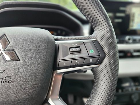 New 2025 Mitsubishi Outlander SE image 28