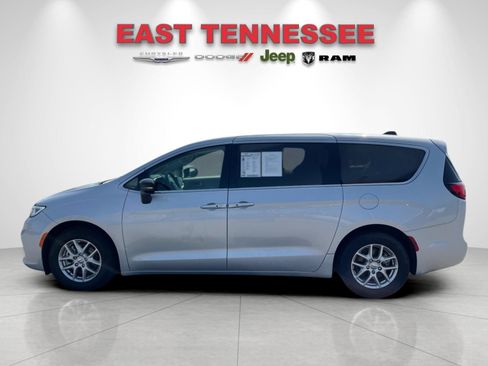 Used 2024 Chrysler Pacifica Touring-L FWD image 6