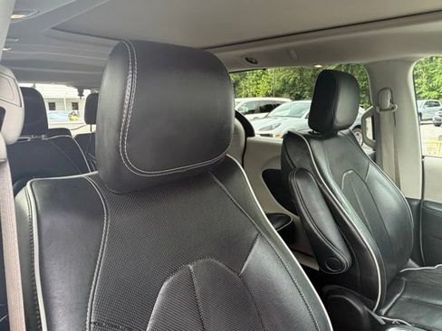 Used 2023 Chrysler Pacifica Limited FWD image 34