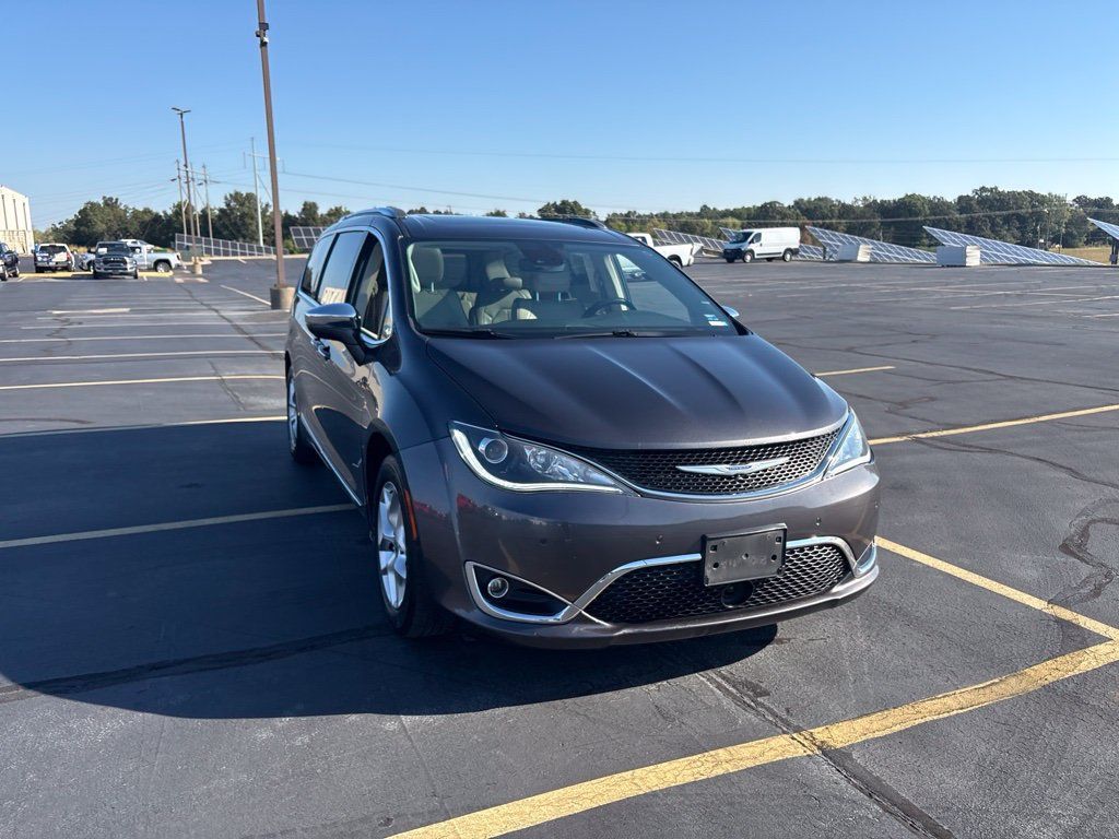 Used 2020 Chrysler Pacifica Limited w/ Advanced Safetytec Group FWD image 8