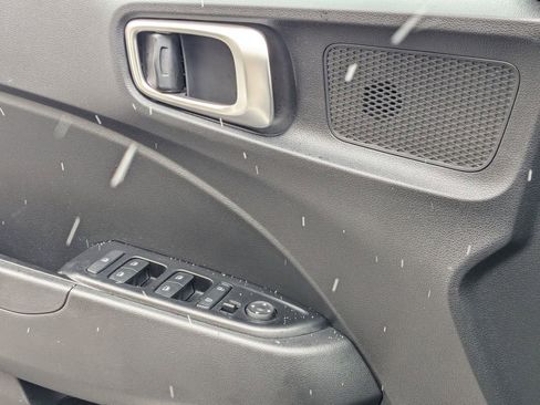 Used 2025 Hyundai Venue SEL image 13