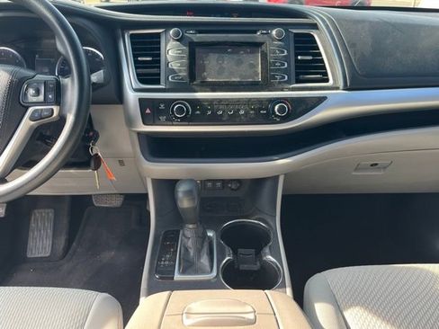 Used 2019 Toyota Highlander LE image 9