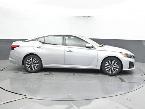 Used 2023 Nissan Altima 2.5 SV FWD image 3