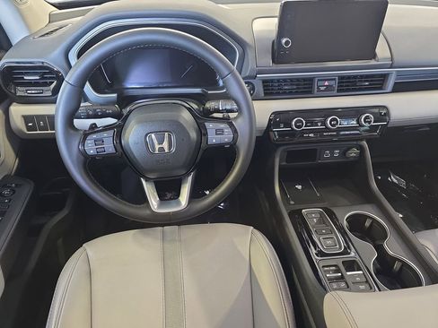 Used 2025 Honda Pilot Touring image 17