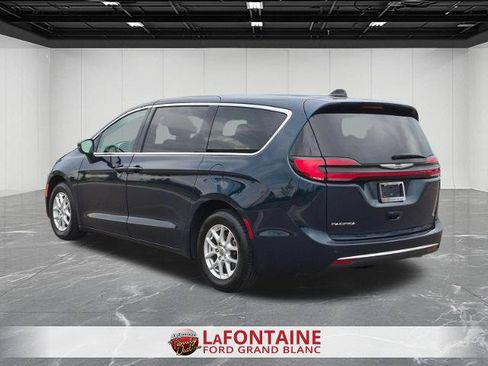 Used 2023 Chrysler Pacifica Touring-L FWD image 3