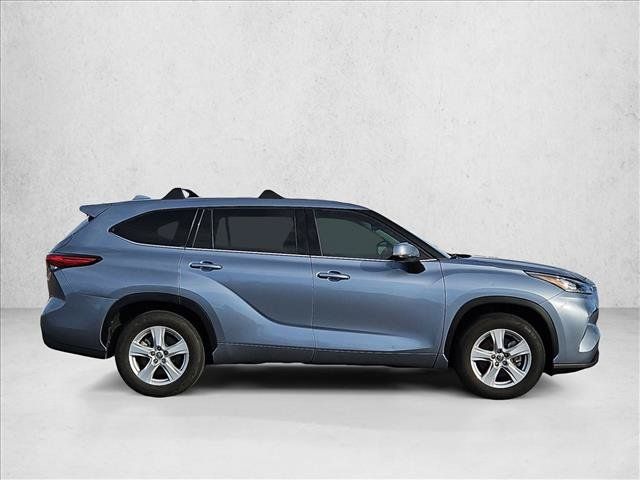 Used 2020 Toyota Highlander LE FWD image 4
