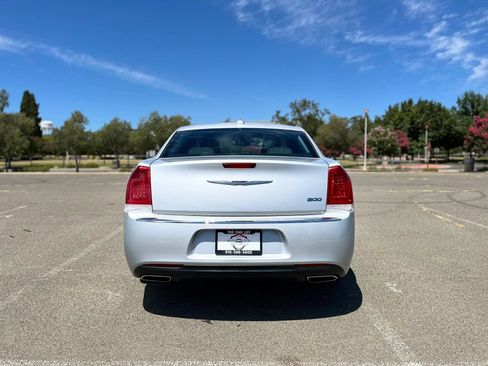 Used 2019 Chrysler 300 Touring RWD image 6