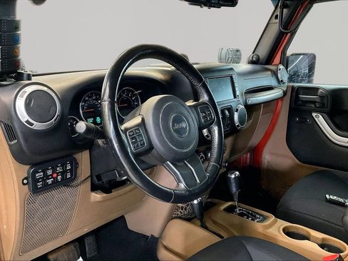 Used 2014 Jeep Wrangler Unlimited Sahara w/ Dual Top Group AWD/4WD image 18