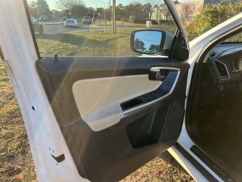 Used 2016 Volvo XC60 T5 Premier w/ Proximity Package image 13