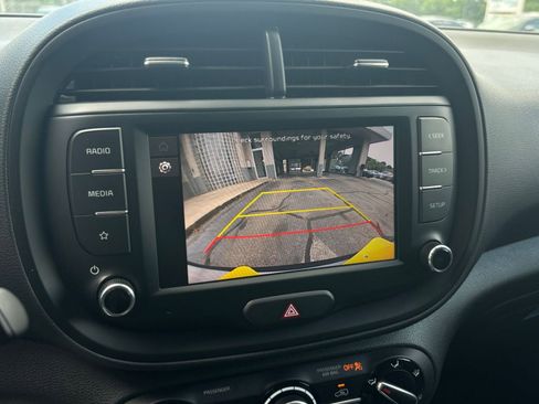 Used 2025 Kia Soul LX w/ LX Technology Package FWD image 22