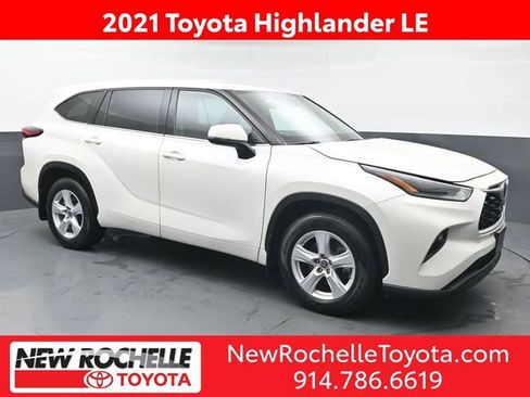 Used 2021 Toyota Highlander LE image 1