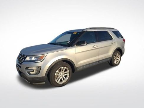 Used 2017 Ford Explorer XLT w/ Equipment Group 201A image 6