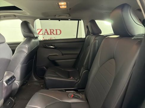 Used 2021 Toyota Highlander XLE AWD/4WD image 13
