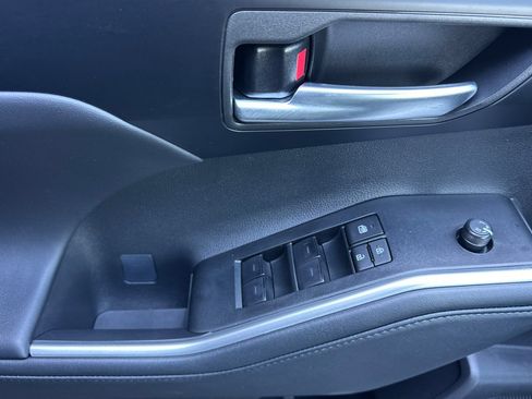 Used 2025 Toyota Highlander XLE AWD/4WD image 12