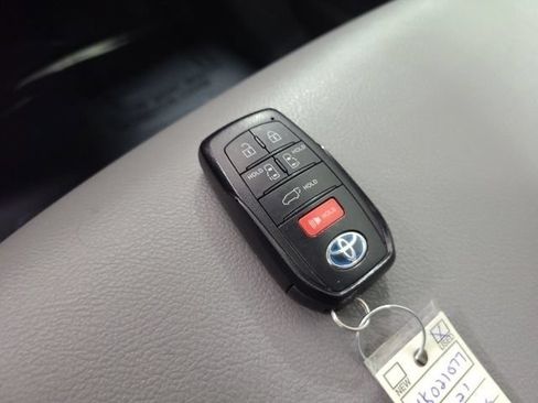 Used 2021 Toyota Sienna XLE FWD image 38