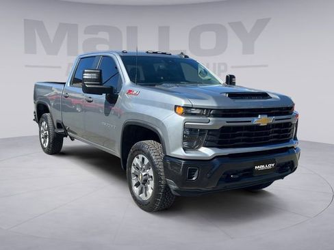 Used 2024 Chevrolet Silverado 2500 Custom w/ Custom Value Package image 7