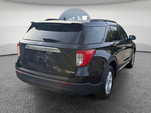 Used 2023 Ford Explorer XLT AWD/4WD image 3