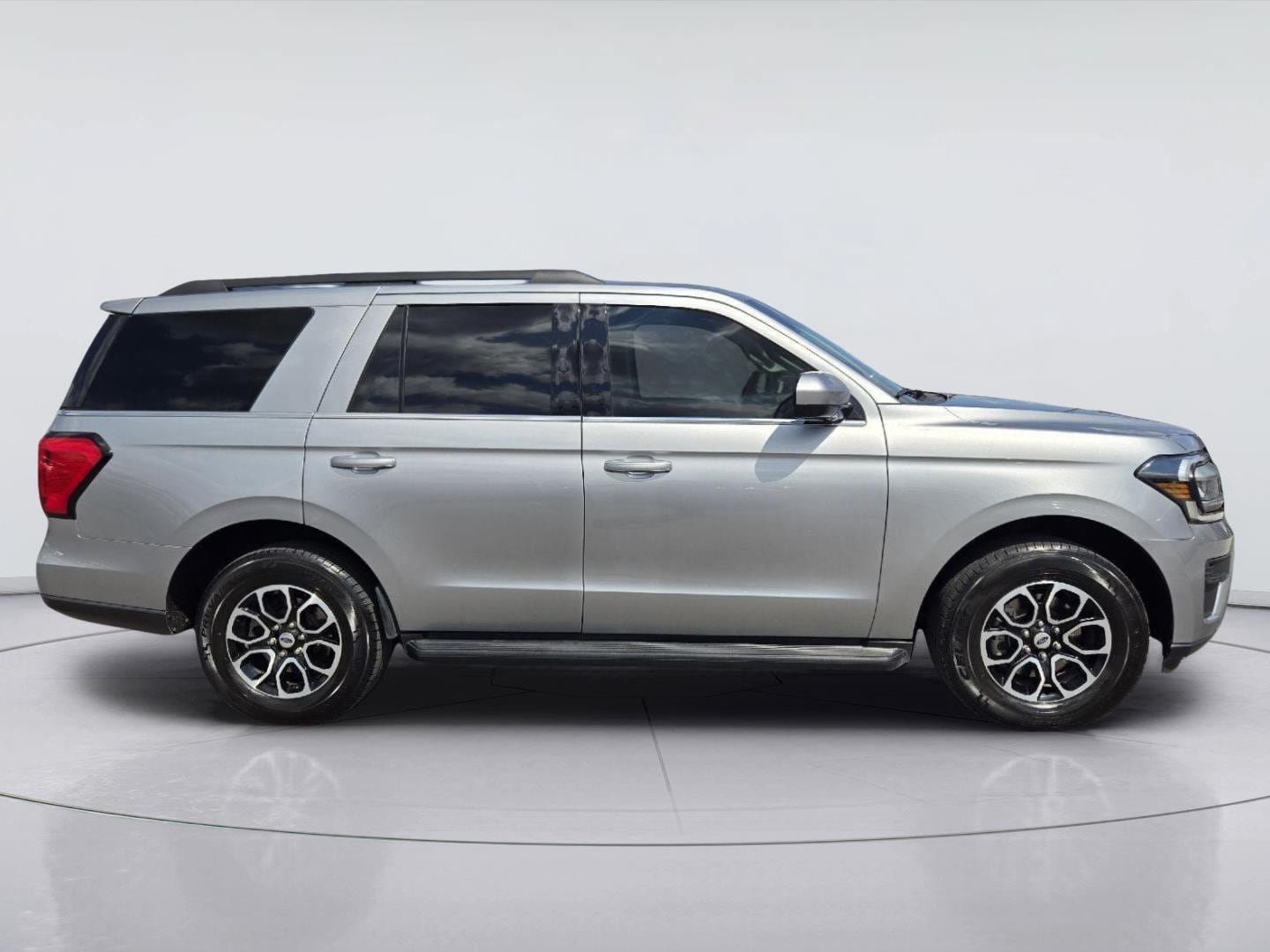 Used 2024 Ford Expedition XLT RWD image 4