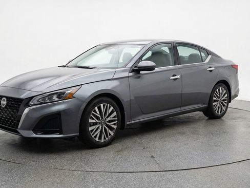 Used 2025 Nissan Altima 2.5 SV image 3