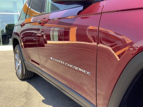 New 2025 Jeep Grand Cherokee Limited w/ Trailer Tow Package image 41