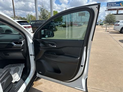 Used 2023 GMC Acadia SLT image 19