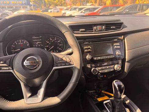 Used 2017 Nissan Rogue SV FWD image 11