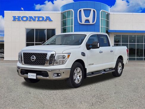 Used 2017 Nissan Titan SV image 7