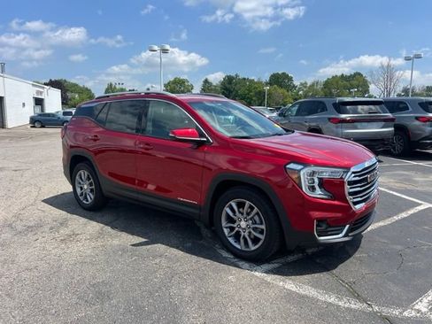 Used 2024 GMC Terrain SLT FWD image 3