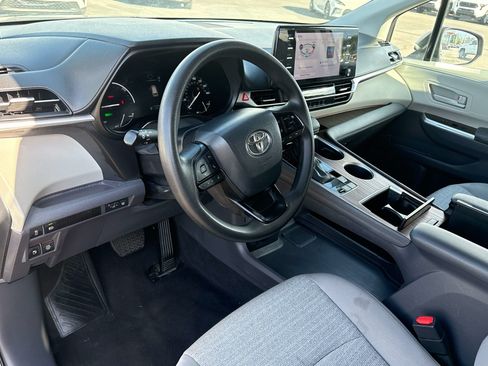 Used 2024 Toyota Sienna LE FWD image 10
