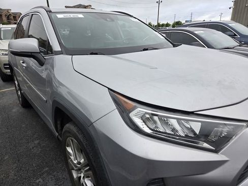 Used 2019 Toyota RAV4 XLE Premium FWD image 4
