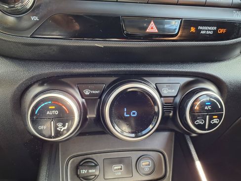 Used 2020 Hyundai Venue SEL FWD image 7