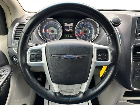 Used 2014 Chrysler Town & Country Touring FWD image 27