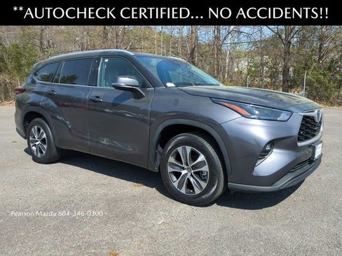 Used 2022 Toyota Highlander XLE image 2
